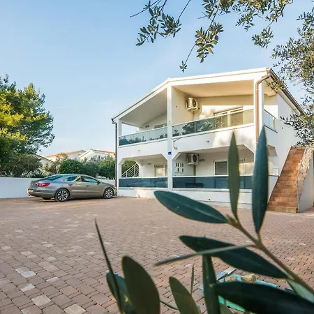 With A Parking Space - 20799 * Vir